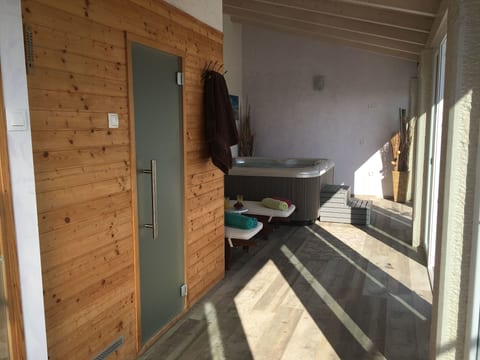 Elegante und komfortable Villa mit Salzwasserpool, Whirlpool und Sauna, umgeben
