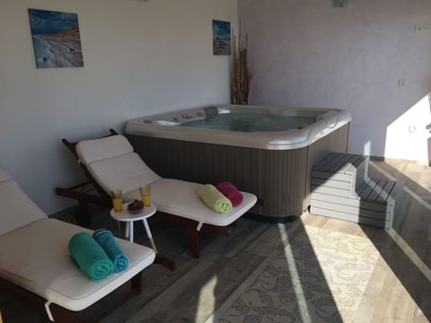 Elegante und komfortable Villa mit Salzwasserpool, Whirlpool und Sauna, umgeben