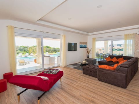 Elegante und komfortable Villa mit Salzwasserpool, Whirlpool und Sauna, umgeben