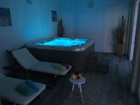Elegante und komfortable Villa mit Salzwasserpool, Whirlpool und Sauna, umgeben
