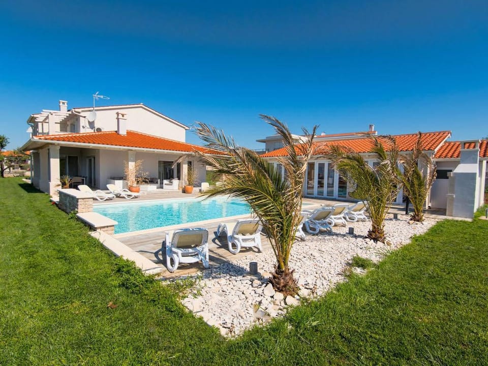 Elegante und komfortable Villa mit Salzwasserpool, Whirlpool und Sauna, umgeben - Vodnjan