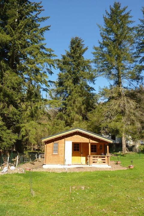 Holz-Blockhaus für vier Personen mit Terrasse