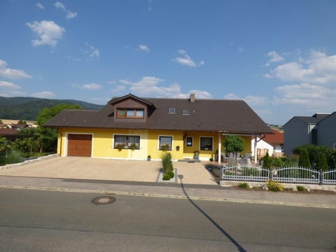 Komfortable Ferienwohnung mit Garten und Grill