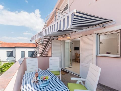 Große Wohnung in Klimno mit Möbliertem Balkon
