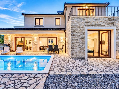 Alleinstehende Villa Slime mit Pool und Garten
