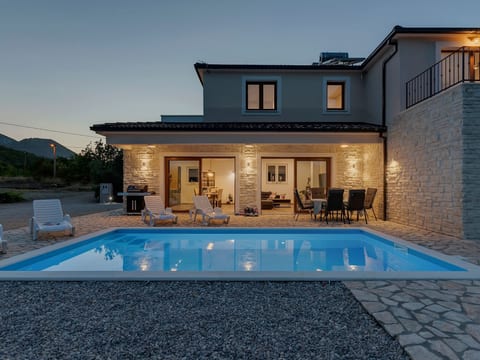 Alleinstehende Villa Slime mit Pool und Garten