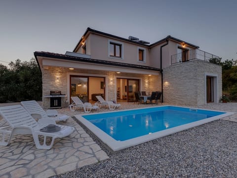 Alleinstehende Villa Slime mit Pool und Garten