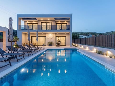 Villa Diana, modern gestaltet, in Dograde