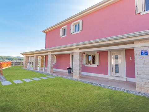 Villa Violette mit Pool nahe Stadtzentrum