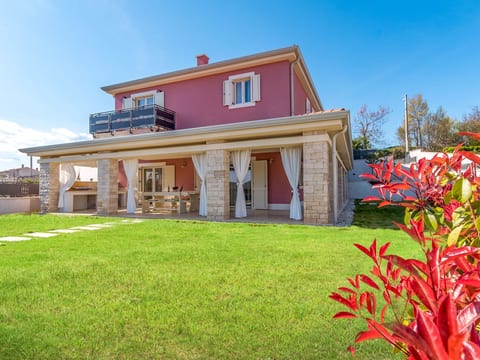 Villa Violette mit Pool nahe Stadtzentrum