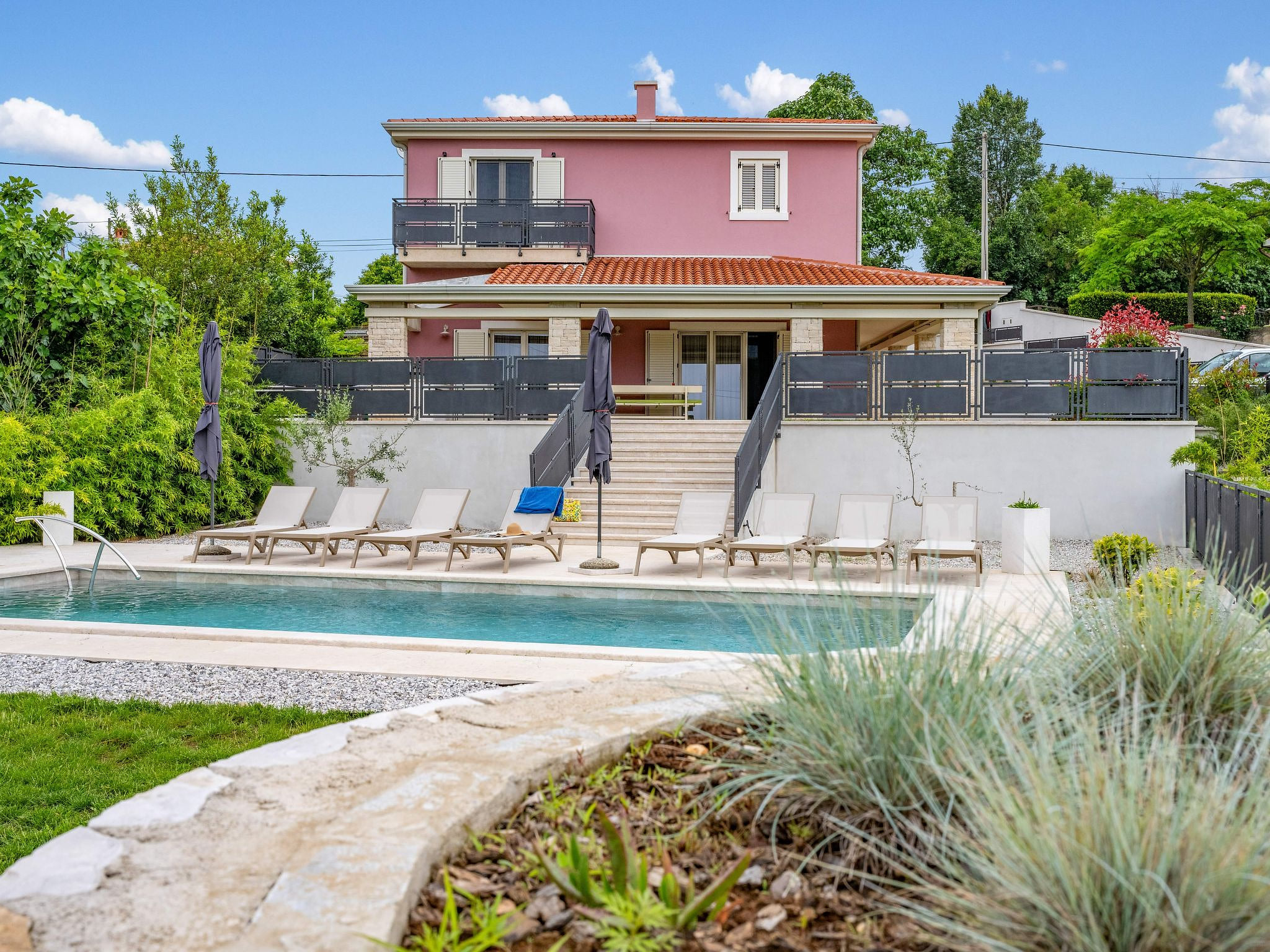 Villa Violette mit Pool nahe Stadtzentrum