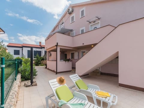 Große Wohnung in Klimno mit Möbliertem Balkon