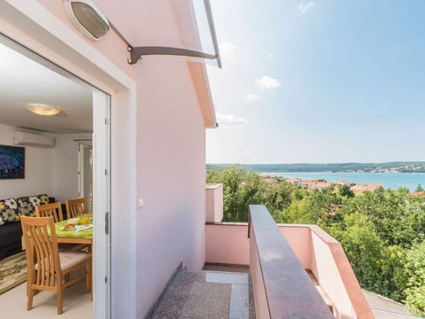 Große Wohnung in Klimno mit Möbliertem Balkon