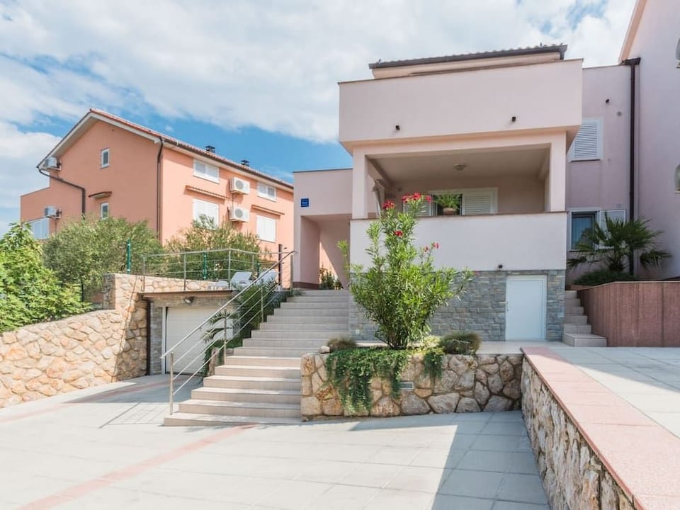 Große Wohnung in Klimno mit Möbliertem Balkon - Čižići
