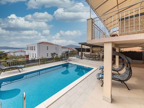 Villa Urban in Trogir mit privatem beheiztem Pool