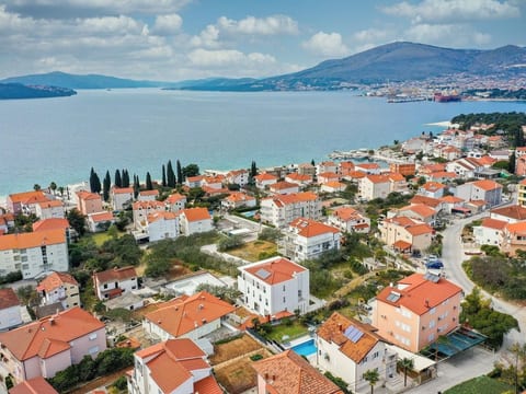 Villa Urban in Trogir mit privatem beheiztem Pool