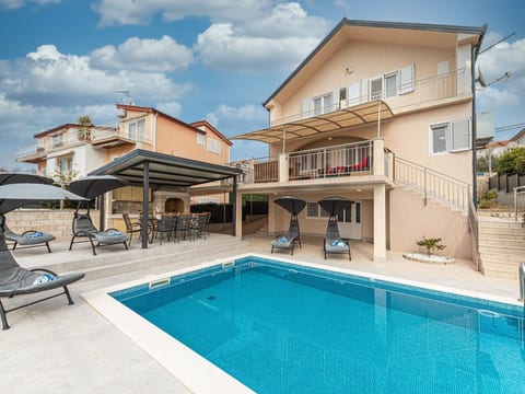 Villa Urban in Trogir mit privatem beheiztem Pool