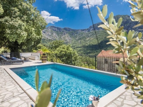 Schönes Steinhaus mit beheiztem Pool, Terrasse m
