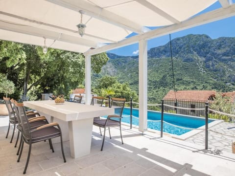 Schönes Steinhaus mit beheiztem Pool, Terrasse m