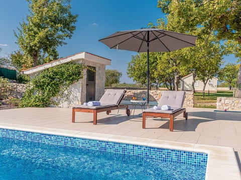 Villa Romansa mit Sauna und Whirlpool in Siritovci