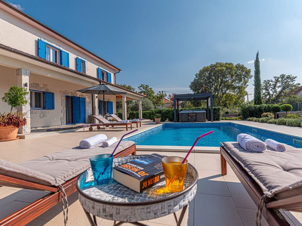 Villa Romansa con sauna y jacuzzi en Siritovci - Drniš