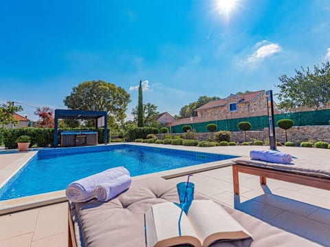 Villa Romansa mit Sauna und Whirlpool in Siritovci
