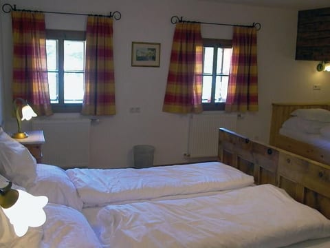 Große Wohnung im ersten Stock, mit großem Garten
