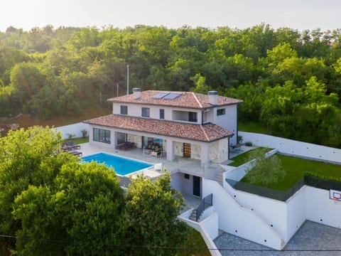 Moderne Villa Arsia mit Pool, gelegen in der Näh