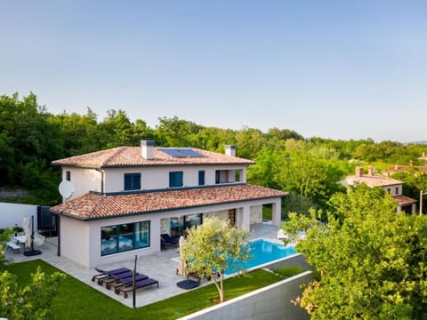 Moderne Villa Arsia mit Pool, gelegen in der Näh