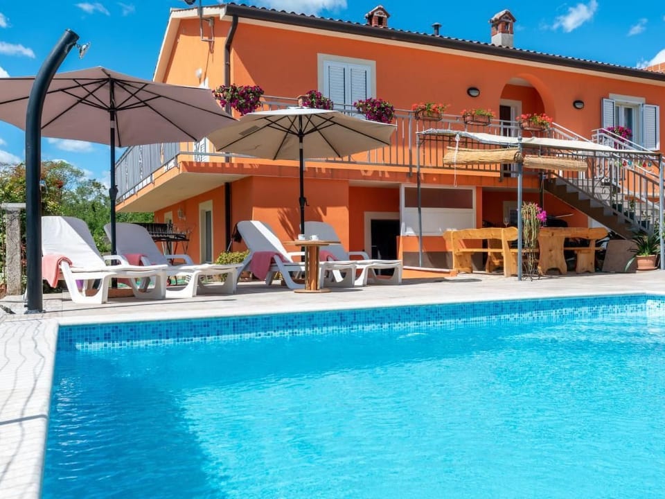 Haus Orange - Familienfreundliche Lage mit Pool - Drenje