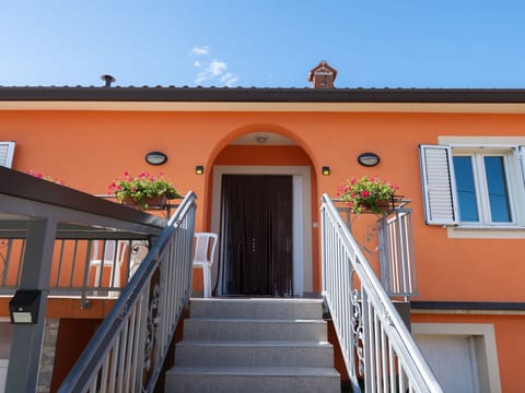 Haus Orange - Familienfreundliche Lage mit Pool
