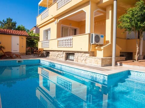 App mit Meerblick und Pool für 2-4 Personen