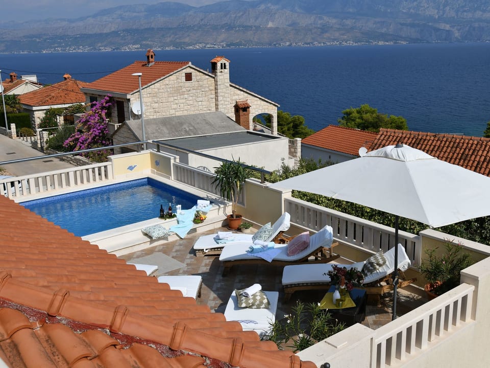 Villa per vacanze in posizione tranquilla con piscina - Postira