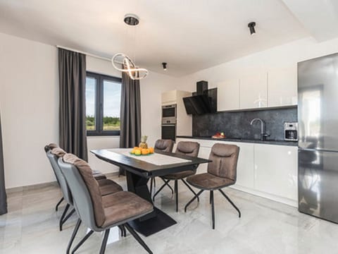 Villa Angelo mit Sauna, Fitnessraum und Pool