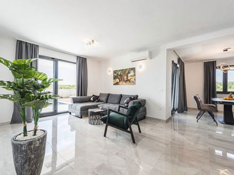 Villa Angelo mit Sauna, Fitnessraum und Pool
