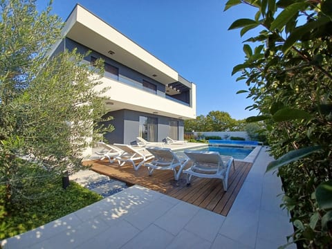 Villa Angelo mit Sauna, Fitnessraum und Pool