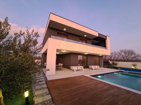 Villa Angelo mit Sauna, Fitnessraum und Pool