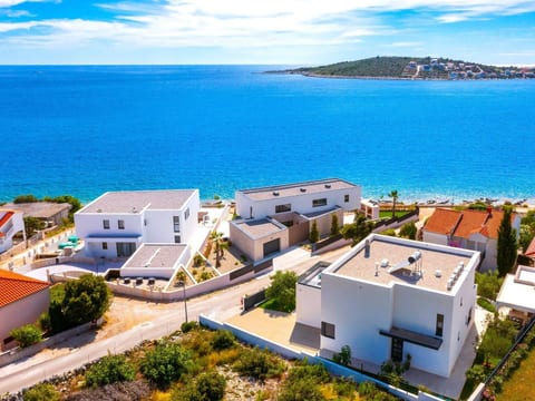 Luxuriöse Villa Dolce Vita direkt am Meer mit privatem Pool und Parkplatz