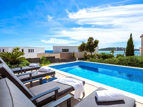 Luxuriöse Villa Dolce Vita direkt am Meer mit privatem Pool und Parkplatz