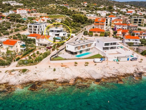 Luxuriöse Villa Dolce Vita direkt am Meer mit privatem Pool und Parkplatz