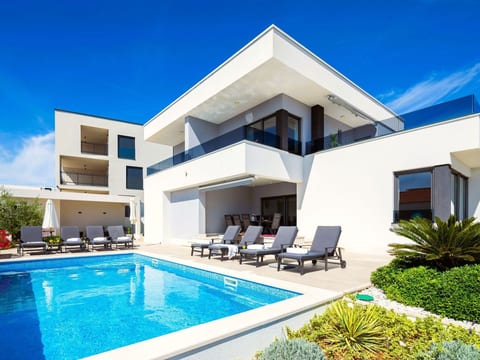 Luxuriöse Villa Dolce Vita direkt am Meer mit privatem Pool und Parkplatz