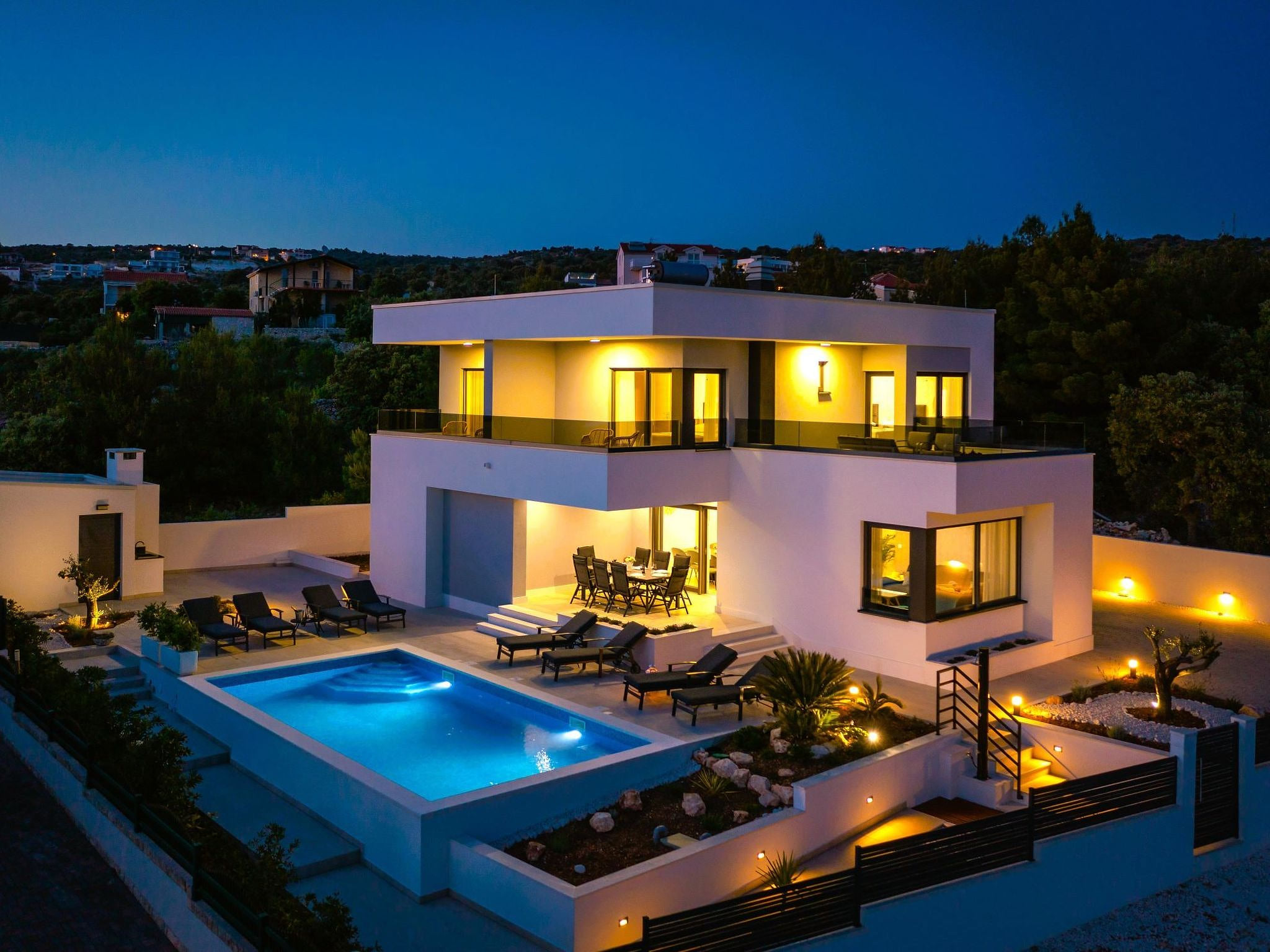 Luxuriöse Villa Dolce Vita direkt am Meer mit privatem Pool und Parkplatz