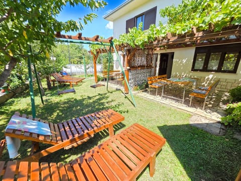 in Novi Vinodolski mit Grill, Terrasse und Garten