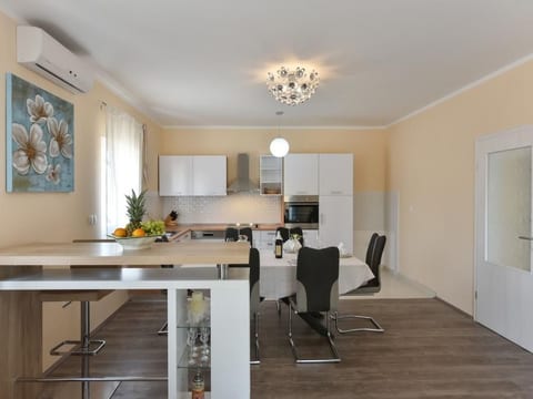 Villa mit Garten, Grill und Terrasse