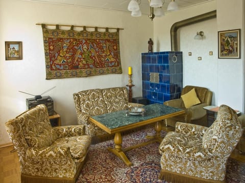mit Pool und überdachtem Balkon