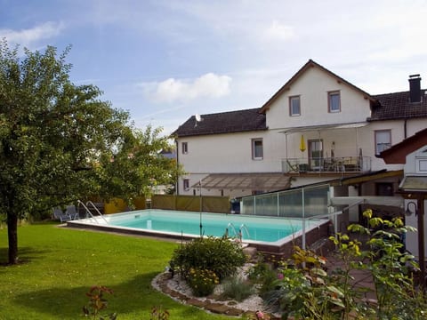 mit Pool und überdachtem Balkon