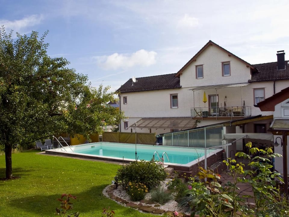 con piscina y balcón cubierto - Oberzent