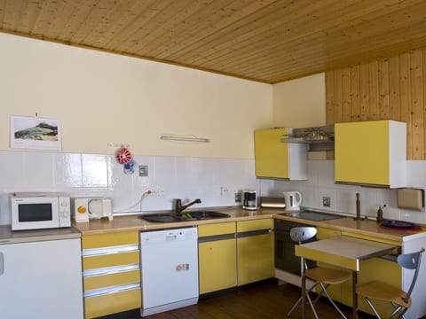 mit Pool und überdachtem Balkon