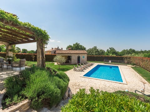 Villa mit Pool, Garten und Sommerküche