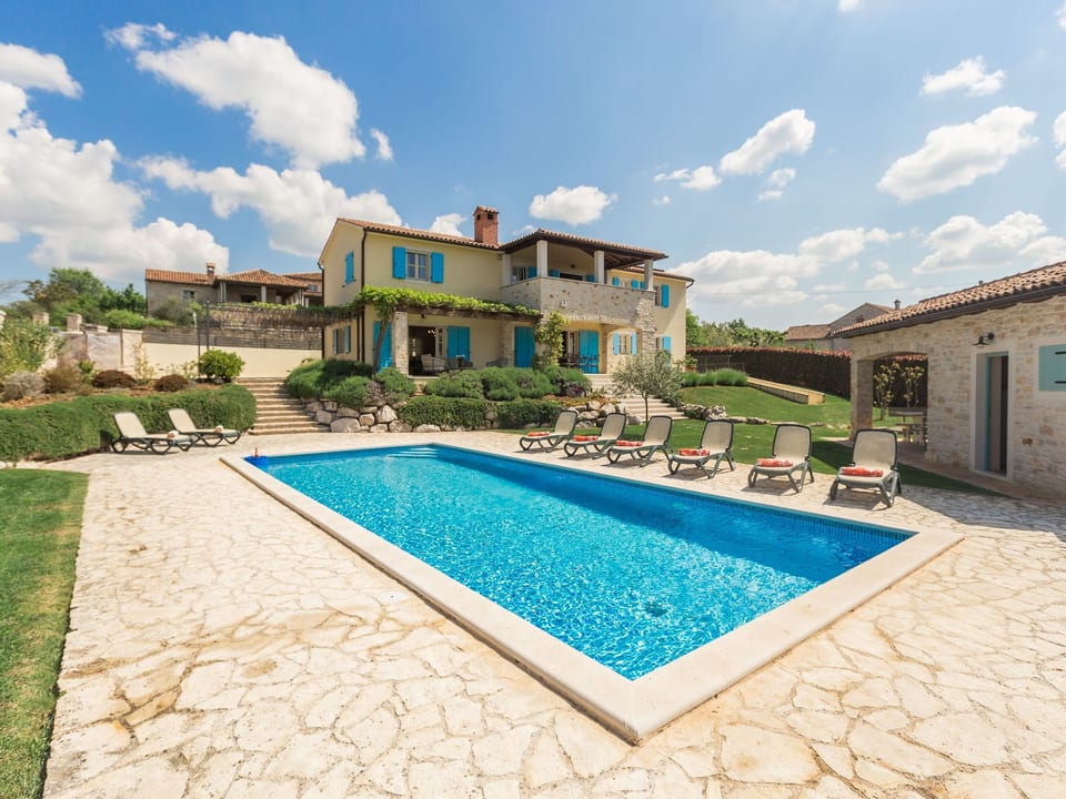 Villa mit Pool, Garten und Sommerküche - Heraki